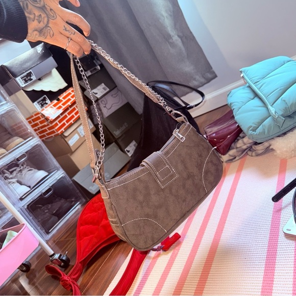 PrettyLittleThing Gray Shoulder Bag with Chain and Cross Accents - Picture 6 of 15